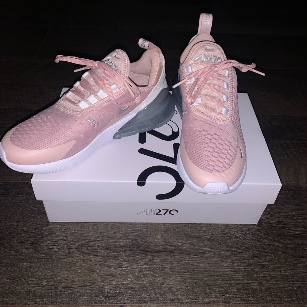 NIKE AIR MAX 270. Size 7.5. Only worn once! Great condition:)